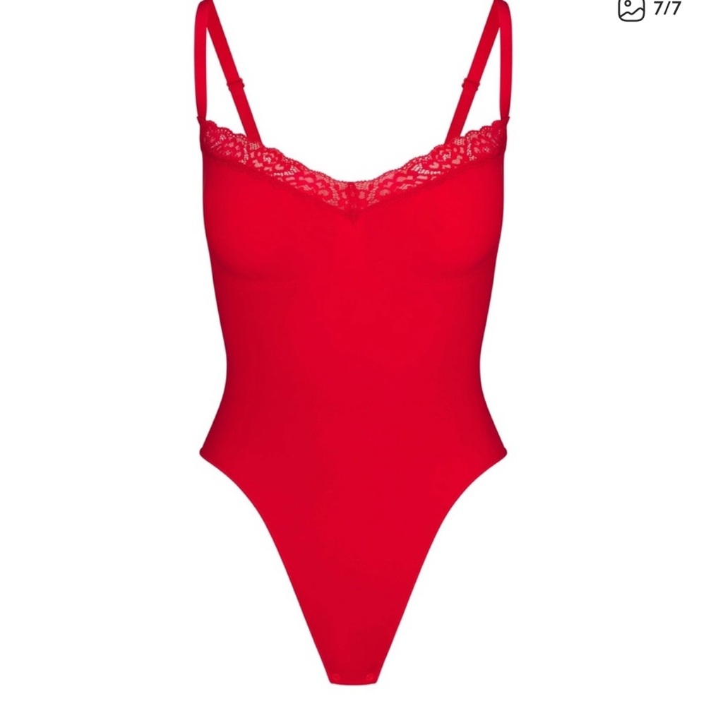 SKIMS Cayenne Seamless Sculpt Thong Lace Bodysuit - Picture 4 of 6